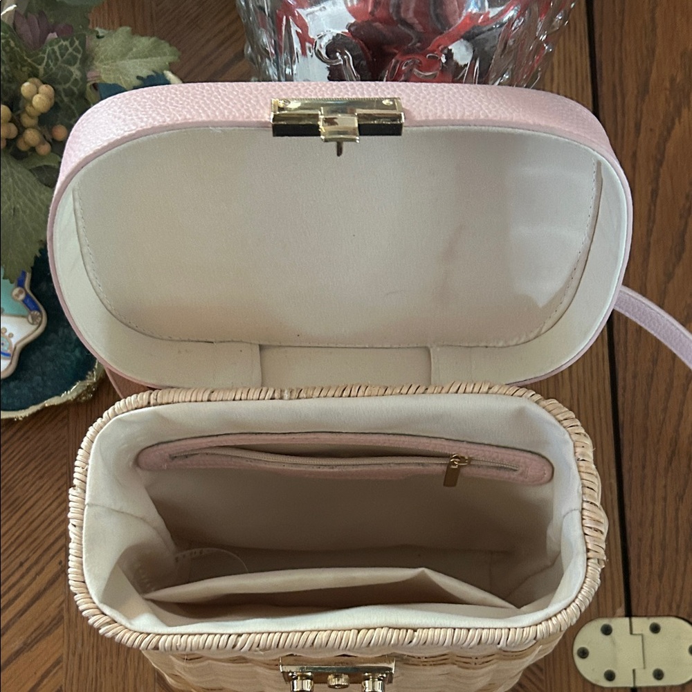 Tommy Bahama Wicker & Pink
Faux Leather Crossbody - Picture 11 of 15
